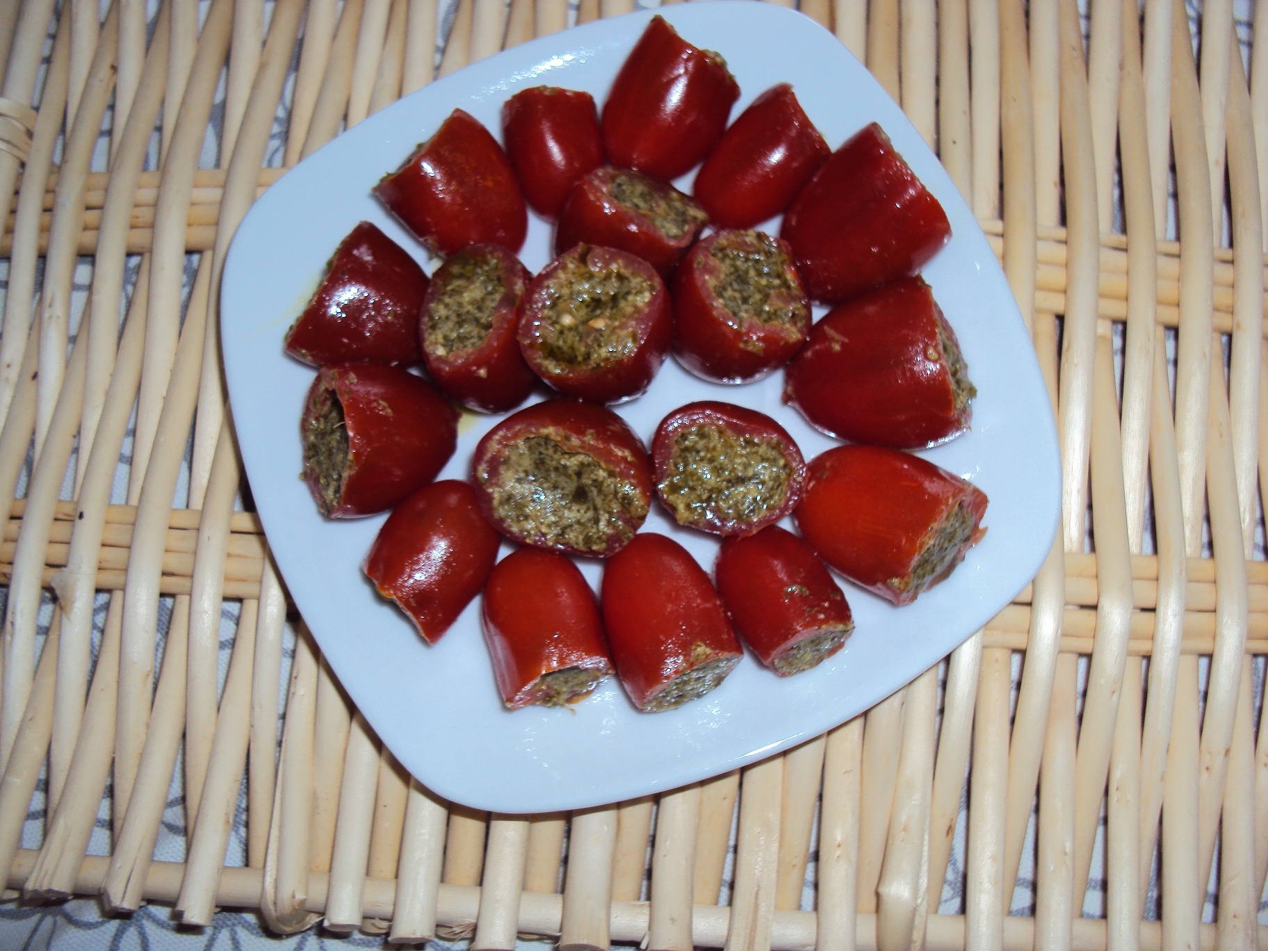 Tomates cerises farcies au pesto